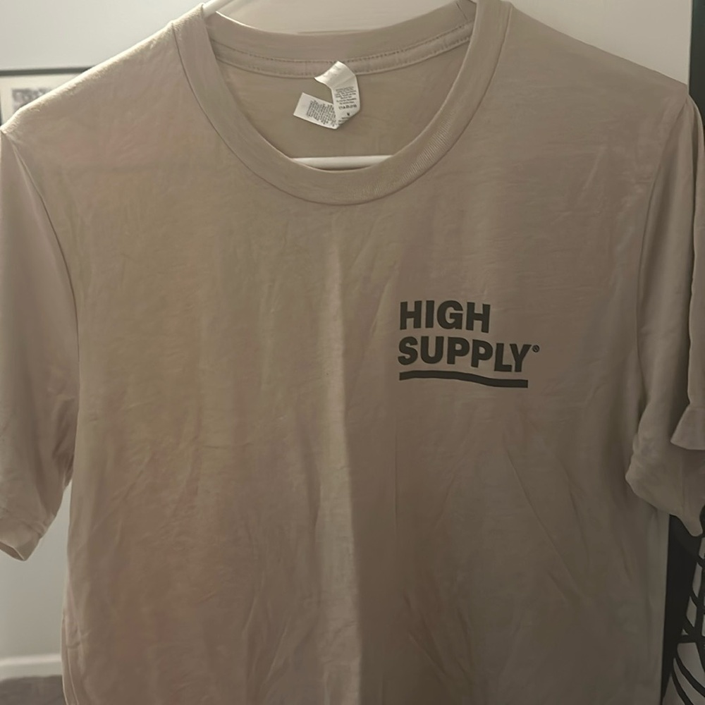 Women’s fitted medium beige high supply T-shirt never been worn no tags comfy